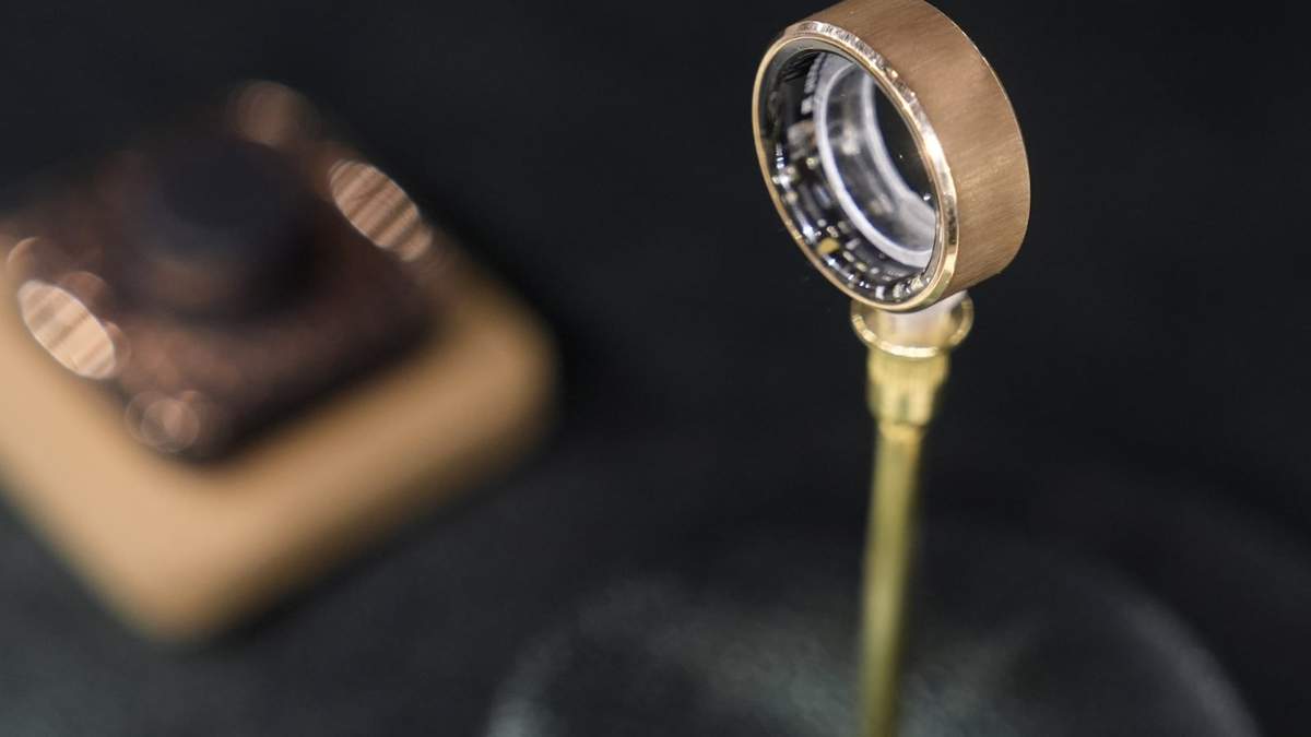 El anillo inteligente de lujo Ultrahuman Rare es exhibido en el módulo de Ultrahuman en el evento tecnológico CES