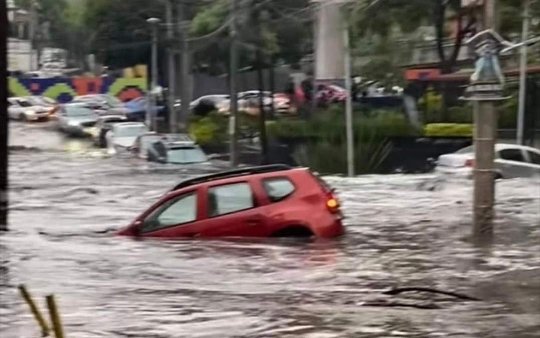 Autos arrastrados por la corriente
