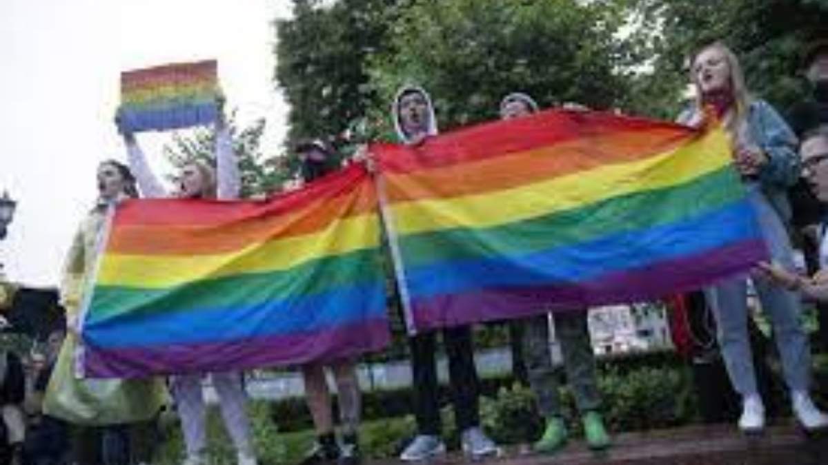 Activistas LGBT ondean banderas durante una manifestación para cancelar los resultados de la votación para modificar la Constitución en Moscú, Rusia