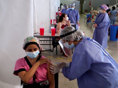 La vacunación alcanzó un nuevo hito: el 74 % de los mayores de 18 años ya tiene dos dosis