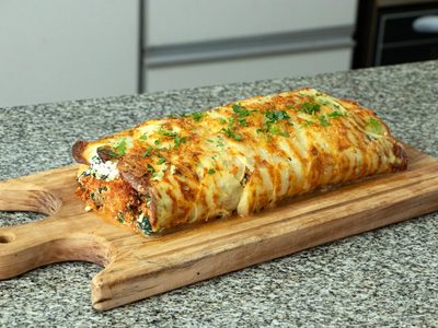 Crocante, delicioso y sin harinas: tenés que hacer este arrollado salado que es una locura de sabor