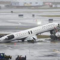 Avión choca con camión de bomberos en pista de aterrizaje en aeropuerto de NY; dos pilotos murieron