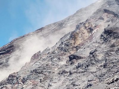 Piden extrema precaución por desplazamiento y caída de rocas en el volcán Lanín