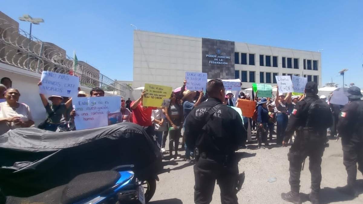 Un grupo de supuestos habitantes de Teuchitlán llegaron al juzgad para apoyar al alcalde