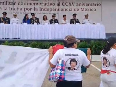 Madres buscadoras reclaman a Abelina López durante desfile por la Independencia (Video)