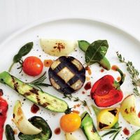 Sale a la venta un libro con recetas para ayudar al sector de la gastronomía