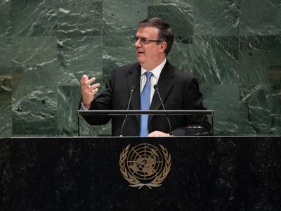 Ebrard llama ante la ONU a dar la batalla contra la supremacía blanca