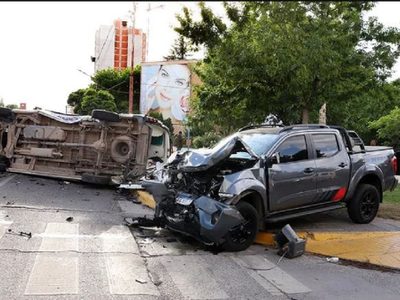 Volcó una ambulancia que trasladaba a una paciente en pleno centro de Neuquén