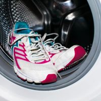 El truco viral de la bolsa que tenés que probar para dejar tus zapatillas blancas y como nuevas