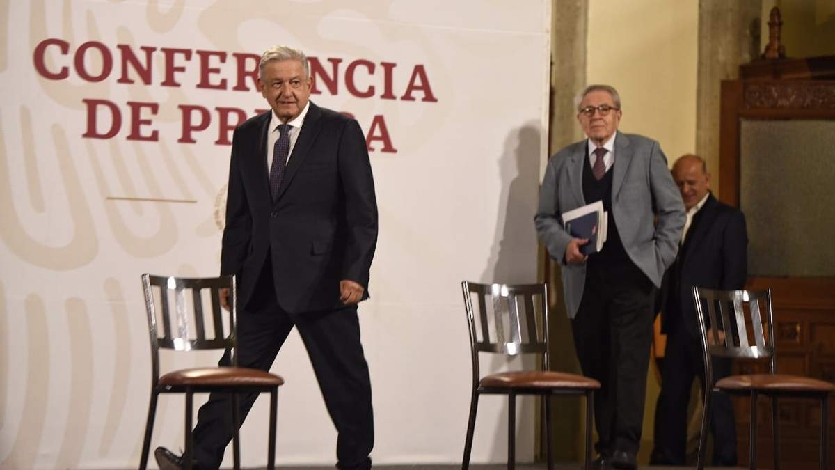 El presidente al llegar a su conferencia matutina