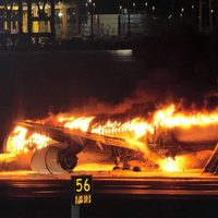 Dos aviones chocan en aeropuerto de Japón; hay cinco muertos (Video)