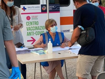 Vacunación en Italia: Edificios icónicos, música... y castigos a los no inmunizados