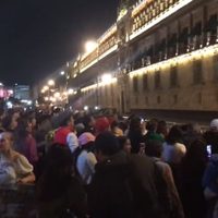 Simpatizantes llevan mariachis a Palacio Nacional para celebrar cumpleaños 70 de AMLO