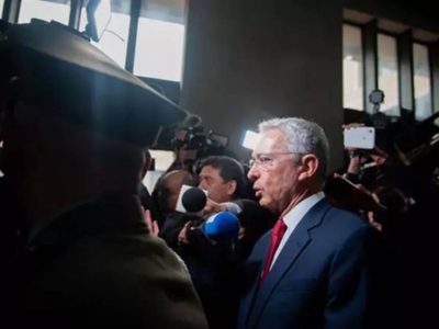 Uribe acusa a Santos de "hacerse la víctima" en demanda por tráfico de influencias