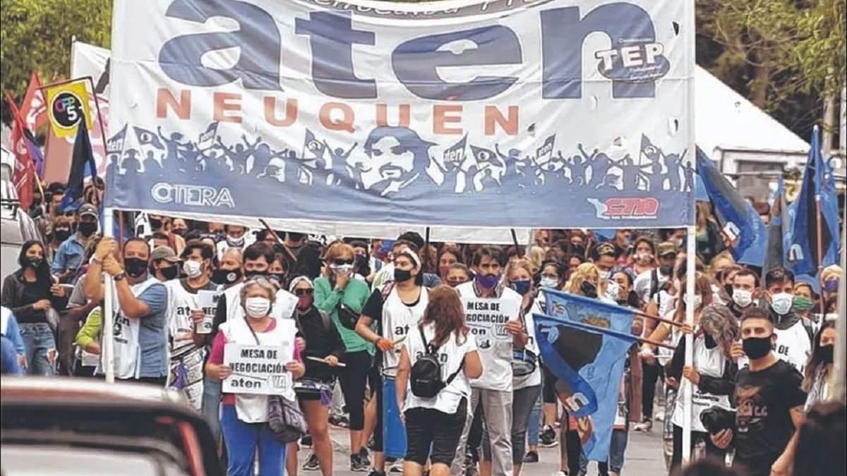 Docentes de ATEN se concentrarán en el monumento a San Martín en adhesión a la medida de fuerza nacional. fuente: (LU19)