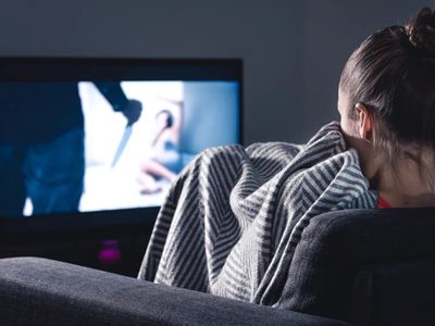 Qué significa que siempre vuelvas a la misma película, según la psicología: nostalgia, ansiedad o puro consuelo mental