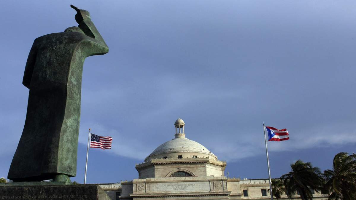 Estatua de bronce de San Juan Bautista frente al edificio del Capitolio en San Juan, Puerto Rico