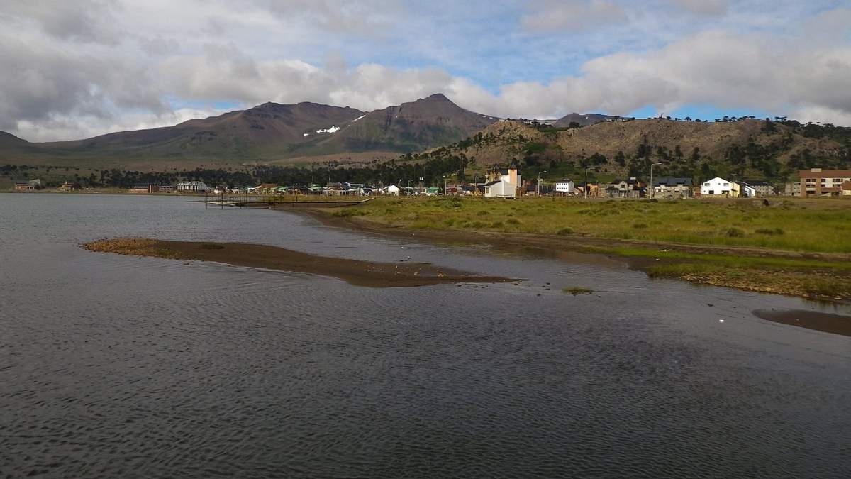Una parte del recorrido es por el lago Comahue, uno de los sitios más visitados de Caviahue-Copahue. Fuente: (Twitter)