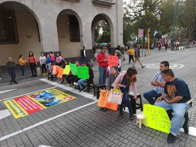 Enfermos con cáncer instalan 'sala de espera” afuera de palacio de gobierno en Veracruz