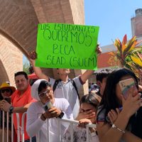 “Los estudiantes queremos beca”: jóvenes se manifiestan en acto de Sheinbaum en Jojutla