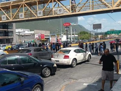 Manifestantes bloquean avenida de Monterrey por falta de agua; cobran por dejar pasar