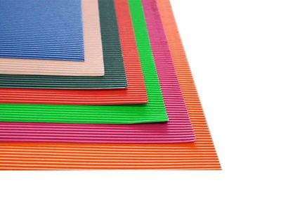 Si te sobró un poco de cartón corrugado, guardalo y creá esta lámpara súper chic para tu habitación
