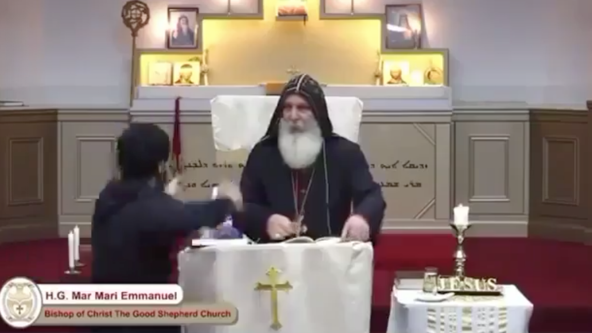 El momento del ataque contra el sacerdote Mar Mari Emmanuel