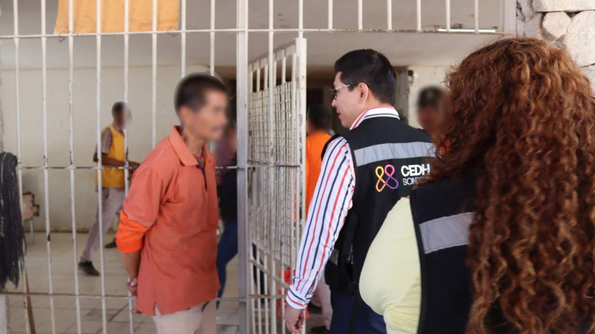 Visitadores de derechos humanos durante un recorrido en uno de los centros de reinserción social de la entidad