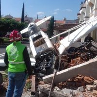 Se desploma avioneta fumigadora en calles de Celaya