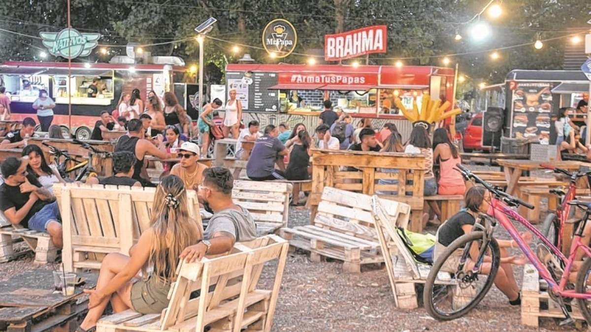 Paseo de gastronómicos en la costanera. Fuente: (Facebook)