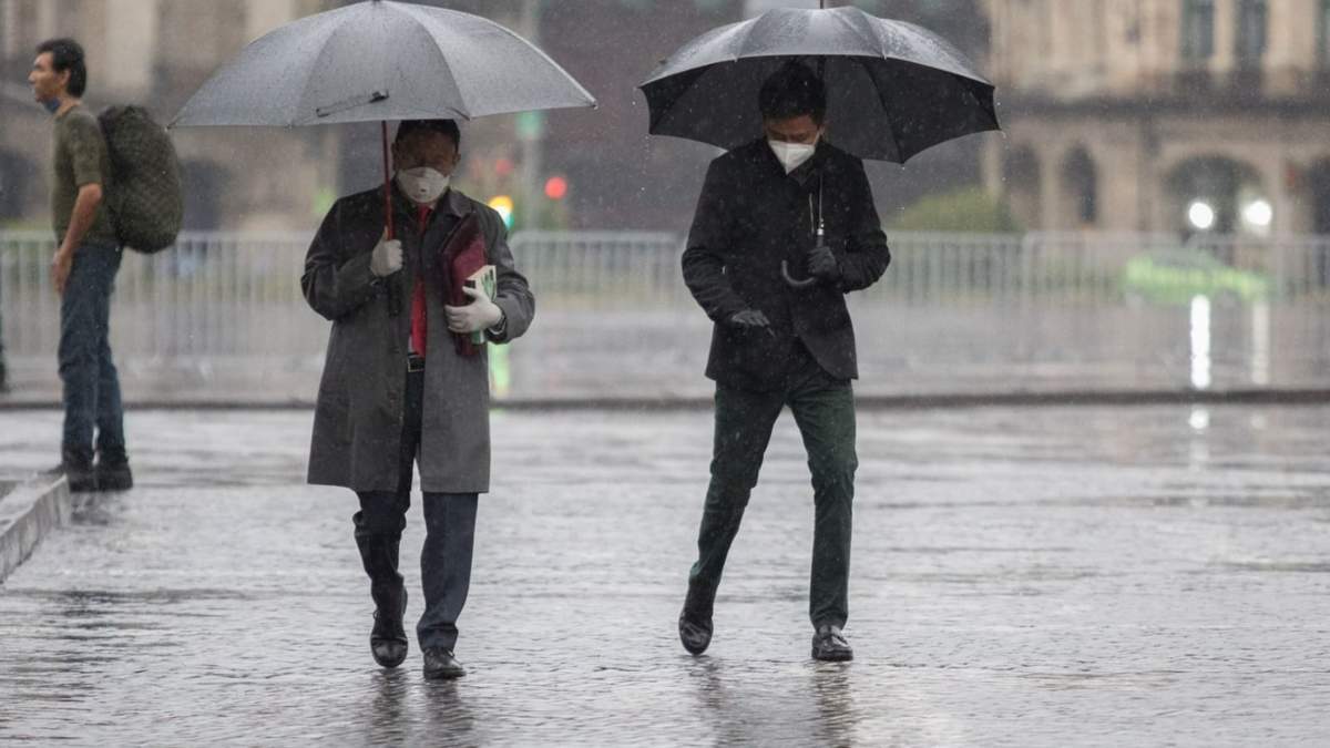 Personas caminan bajo la lluvia en México. Fuente: (Twitter)