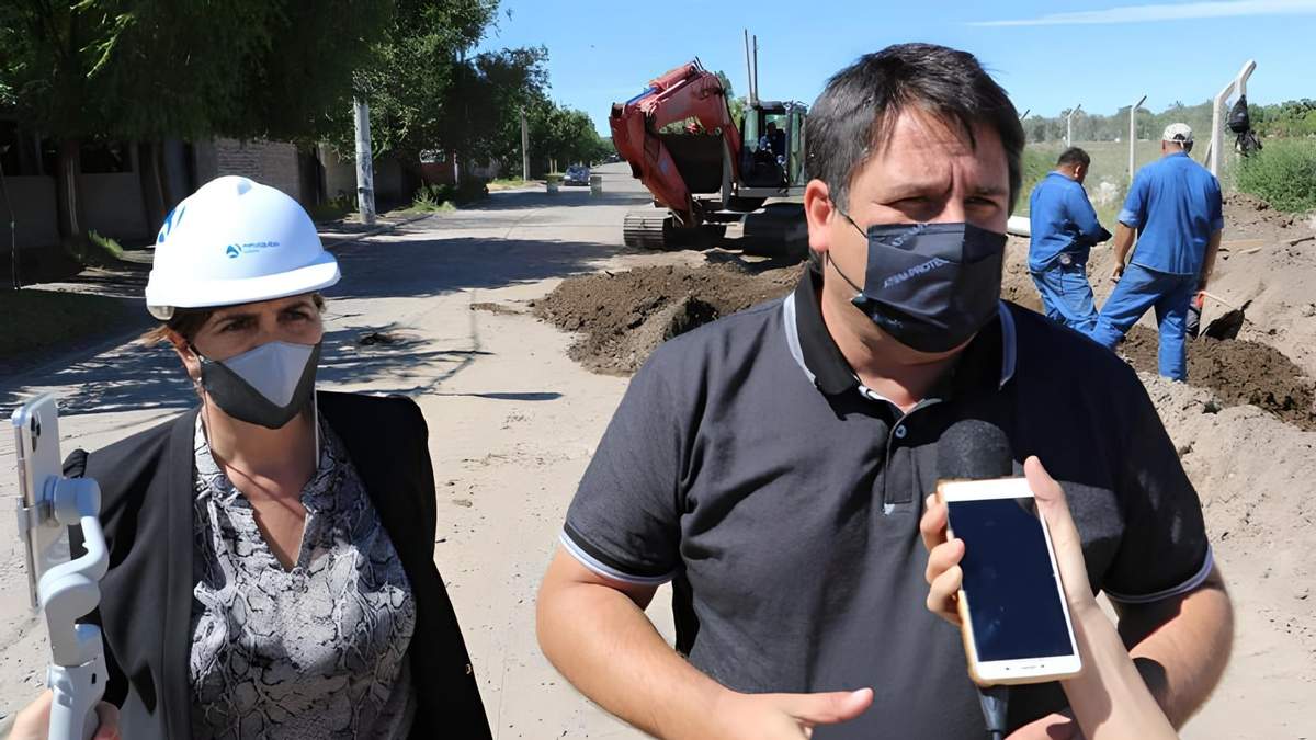 El intendente de Neuquén Capital, Mariano Gaido y la subsecretaria de Infraestructura, Mariel Bruno. Fuente: (Twitter)