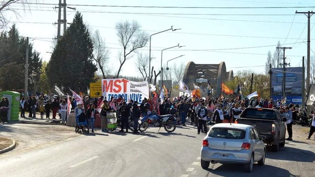Organizaciones sociales en los puentes carreteros. Fuente: (Claudio Espinoza).