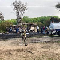 Autobús choca con contenedor de combustible en Tamaulipas; hay 18 muertos