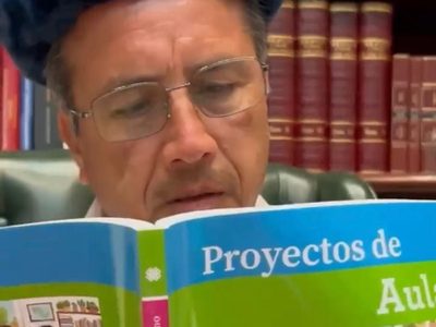 Cuitláhuac García se burla de las campañas contra los libros... y lo tunden en redes