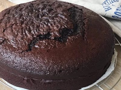Con 2 ingredientes, hacé esta torta de chocolate vegana muy cremosa, rica y súper fácil