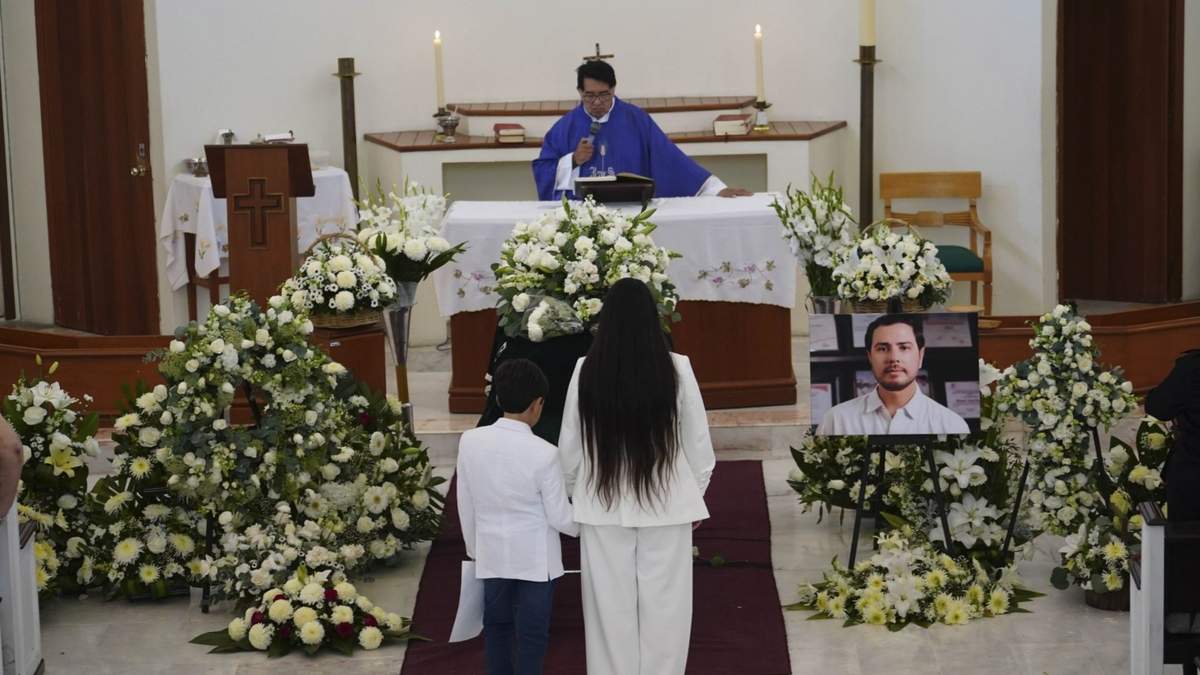 La esposa y el hijo de Bernardo Bravo Manríquez en su funeral