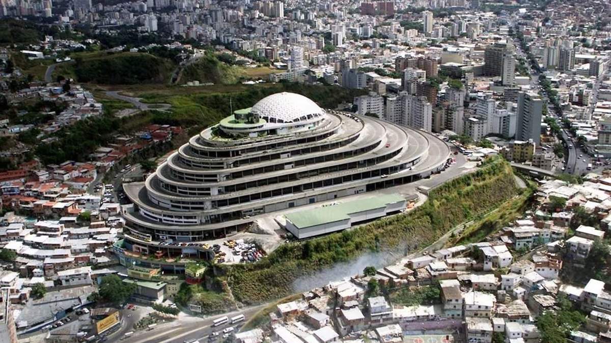 El Helicoide de la Roca Tarpeya es la sede del Servicio Bolivariano de Inteligencia Nacional (SEBIN) y de la Policía Nacional Bolivariana.