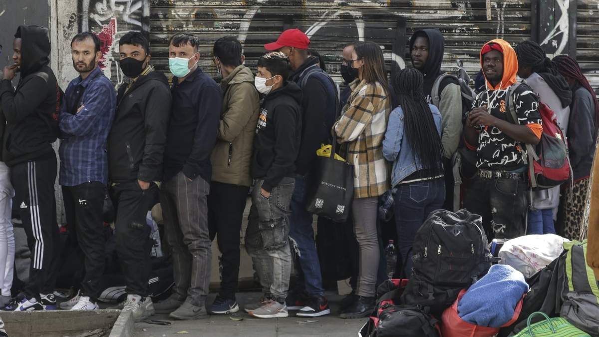 Migrantes de distintas nacionalidades afuera de las instalaciones de la Comar