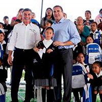 Obligan a estudiantes a usar mochilas azules de Moreno Valle, denuncia PRI