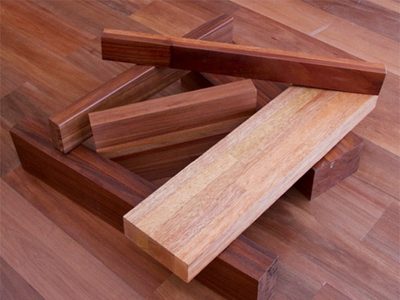 Sin gastar un peso: hacé un hermoso jardín vertical con esos retazos de madera y baldes de plástico que ibas a tirar