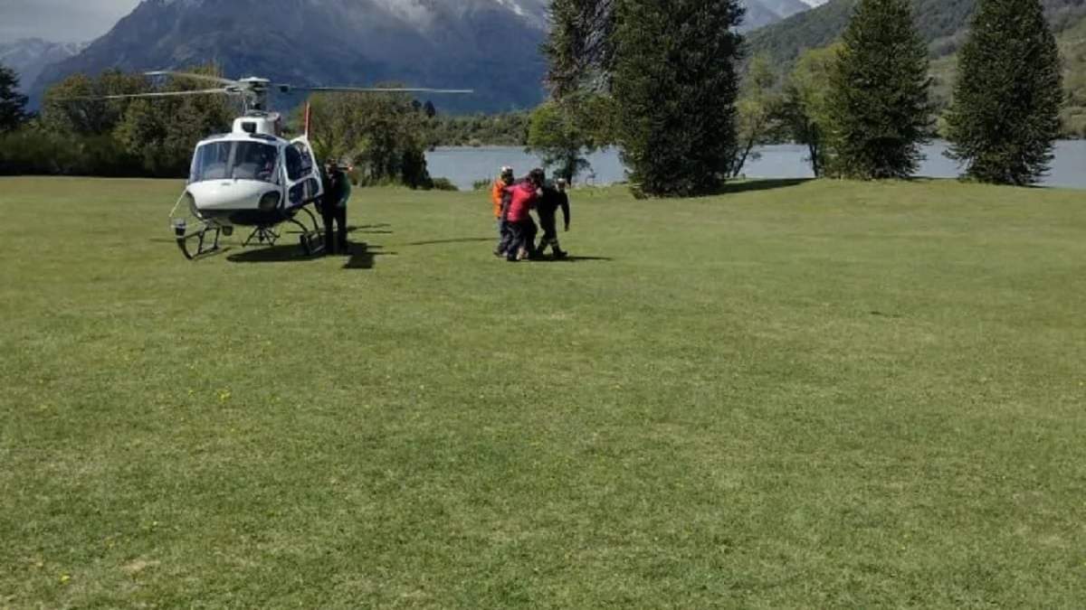 El helicóptero trajo a tierra firme a los andinistas extraviados en el volcán Lanín,. Fuente (PNL)