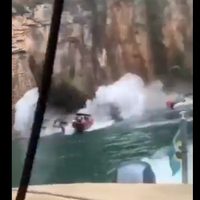 Video muestra caída de acantilado sobre lanchas con turistas en Brasil