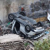 Un BMW cayó de una altura de más de 15 metros en un lote de obra negra en Periférico y Las Águilas