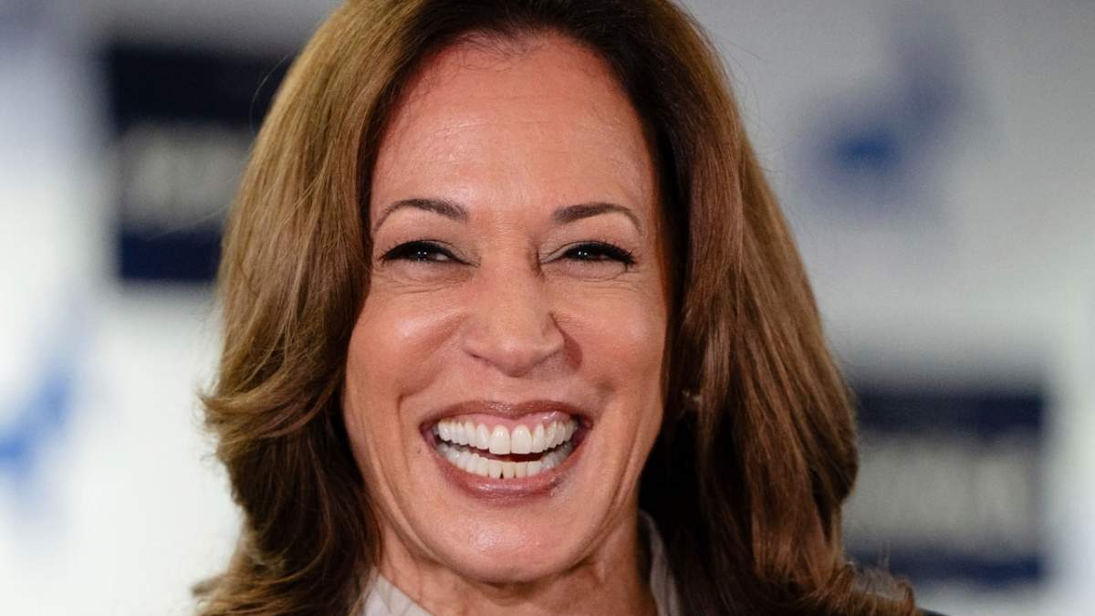 La vicepresidenta Kamala Harris habla en la sede de su campaña en Wilmington, Delaware, el lunes 22 de julio de 2024