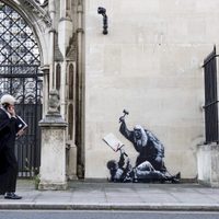 Retirarán del juzgado de Londres mural de Banksy que muestra a un juez golpeando a un manifestante