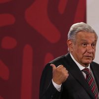 AMLO rechaza invitación de la ONU, lo vuelve a llamar florero y lo compara con el ISSSTE "de antes"