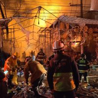 Bomberos de la CDMX combaten un incendio en la zona de La Merced (Video)