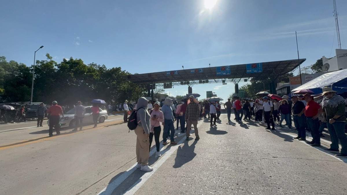Maestros de la Sección 7 del SNTE toman casetas de Chiapas por paro nacional, permitiendo el paso libre a los automovilistas