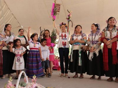Sheinbaum recibe el "Bastón de mando de unidad para los pueblos originarios"